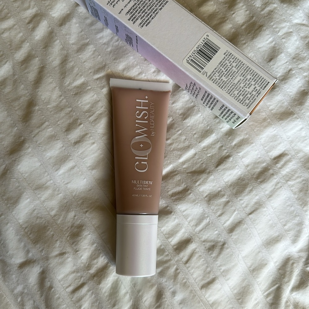 Glowish multidew Huda Beauty skin tint - Picture 3 of 5